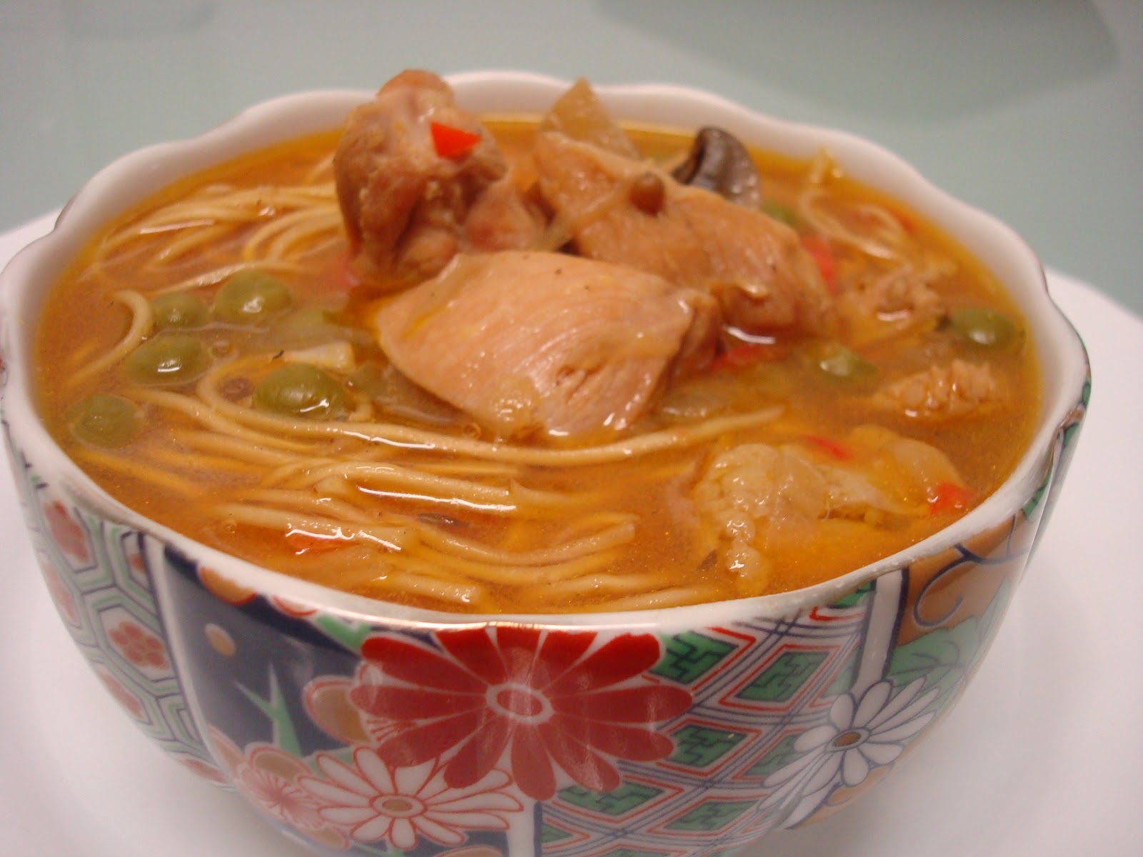 Caldo de pollo con noodles Menú diario