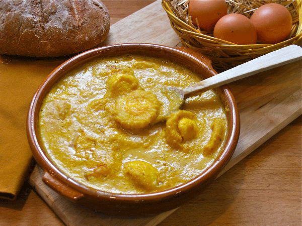 Huevos en salsa de almendras y piñones