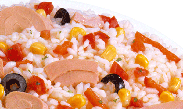 Ensalada de arroz con atún y tomate