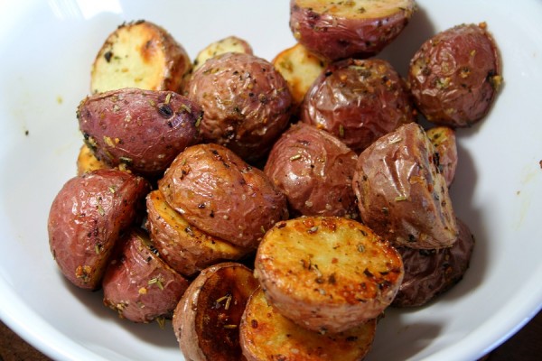 Patatas asadas con salsa de romero y eneldo