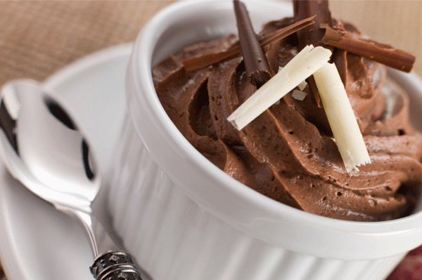 Mousse helada de chocolate con avellanas