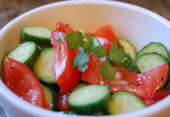 Ensalada fresca de pepino y tomate