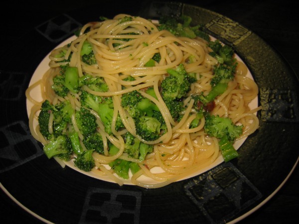 Brócoli con espaguetis y anchoas