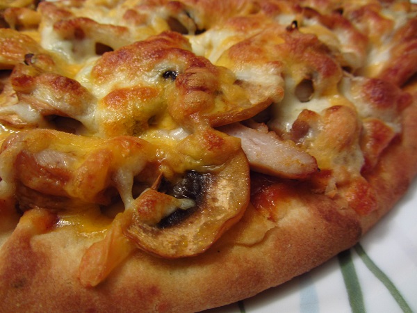 Pizza casera de pollo a la mostaza con champiñones y queso cheddar