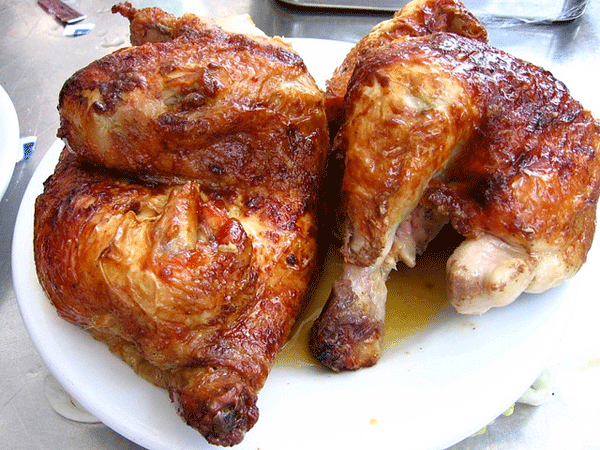 Pollo asado con cítricos acompañado de pasas y ciruelas