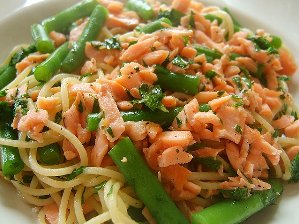 Espaguetis con judías verdes y salmón