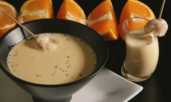 Sopa fría de naranja con gambas