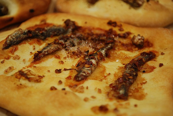 Pizza de anchoas con crema de ajo y jalapeños