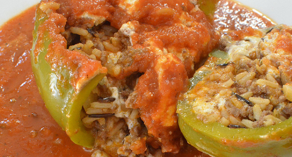 Pimiento relleno de arroz salvaje con pollo y tomate frito