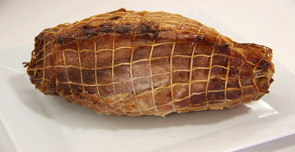 Cerdo asado con ciruelas, almendras y anchoas