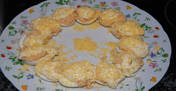 Huevos rellenos con gambas y salsa rosa