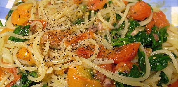 Espaguetis con panceta ibérica y espinacas