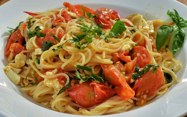 Espaguetis con tomate y albahaca
