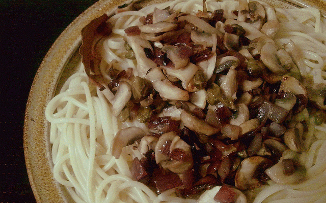 Espaguetis con salsa de hongos